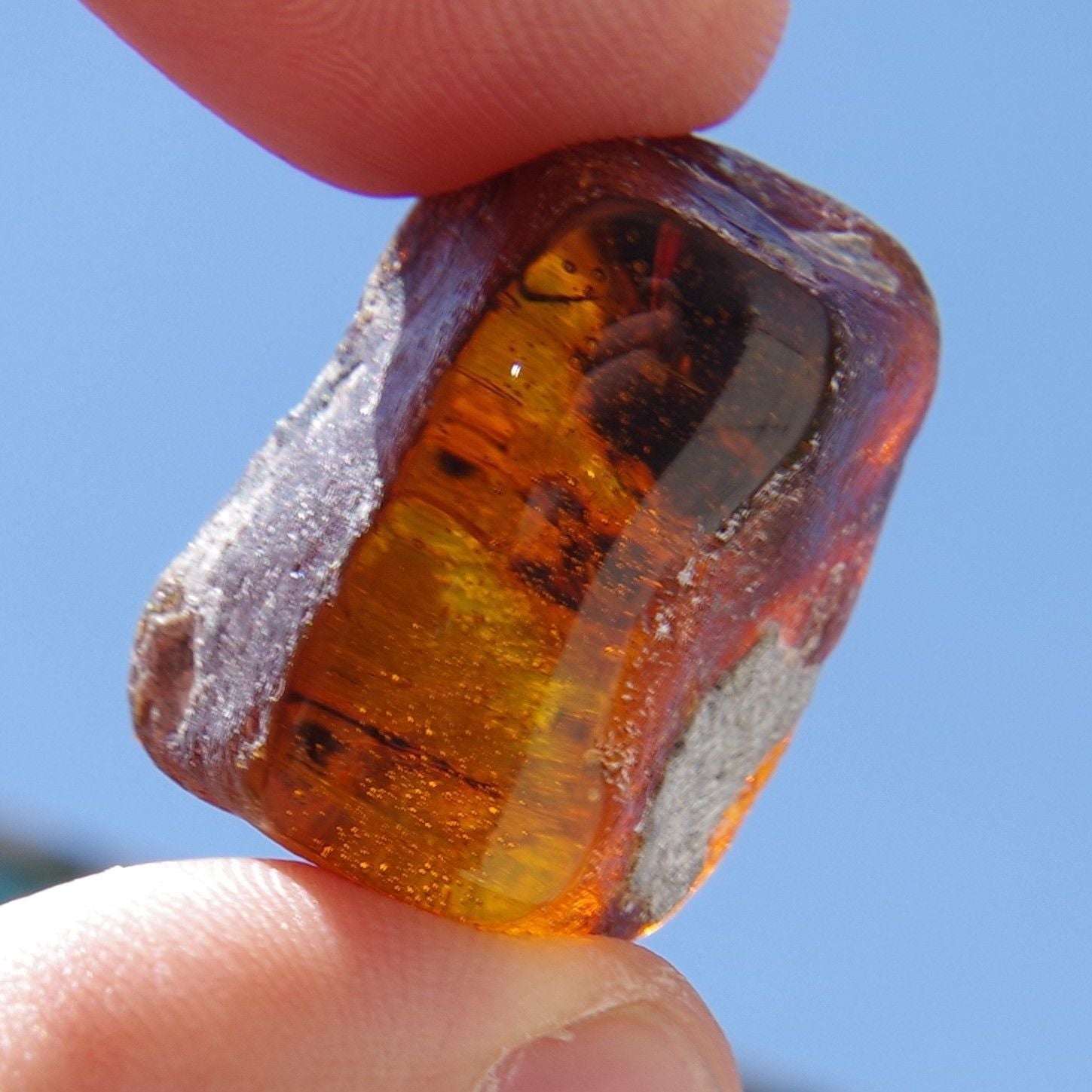 Red Green Mexican Amber Stone Good Clarity w Some Bubbles Inside 6.3g