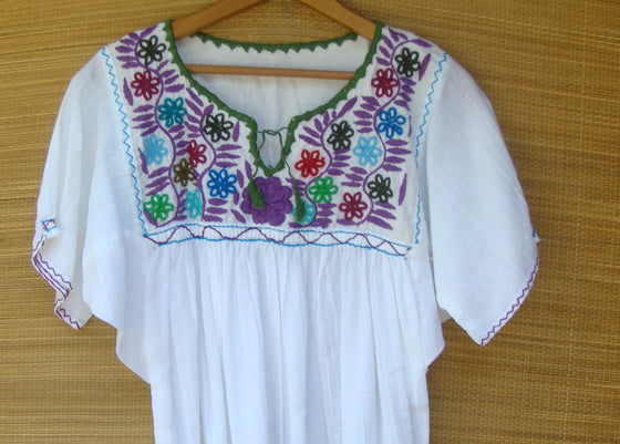 Mexican Blouse Huipil White Peasant Multicolor Embroidered Flowers XS
